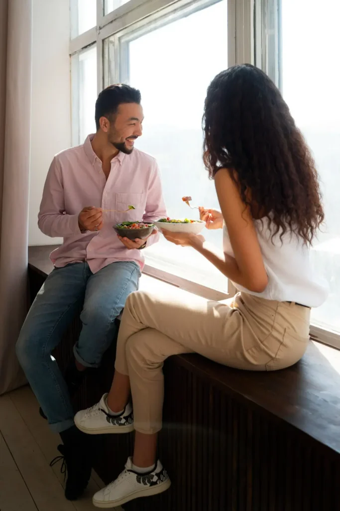 pareja comen juntos fomentando comunicación en pareja